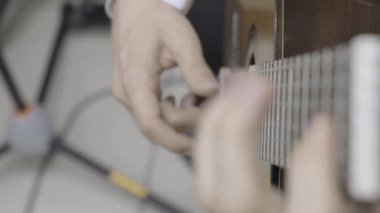 Klasik gitar çalıyor. Yavaş çekim