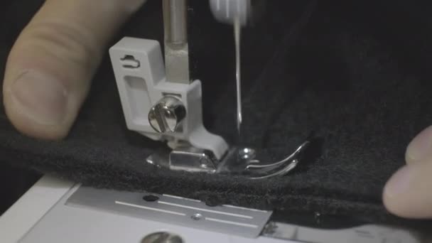 Швейная машинная игла в движении — стоковое видео