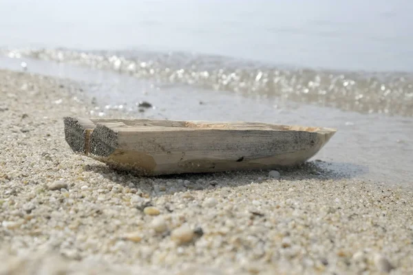 Am Strand steht ein verlassenes altes Holzspielzeugboot. Nahaufnahme — Stockfoto