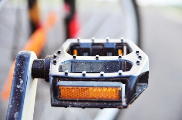 Lekeli ve kirli bisiklet pedalı yakın çekim bir fotoğraf