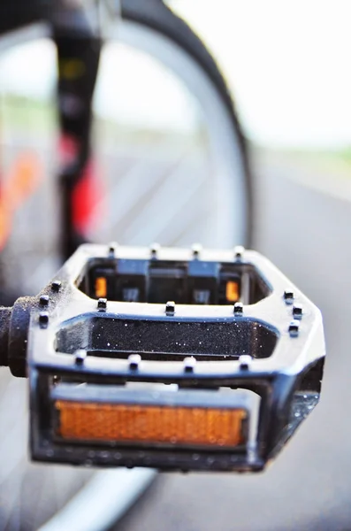 Een close-up foto van gekleurd en vuil fiets pedaal — Stockfoto