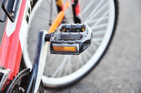 Крупный план пятнистой и грязной педали велосипеда — стоковое фото