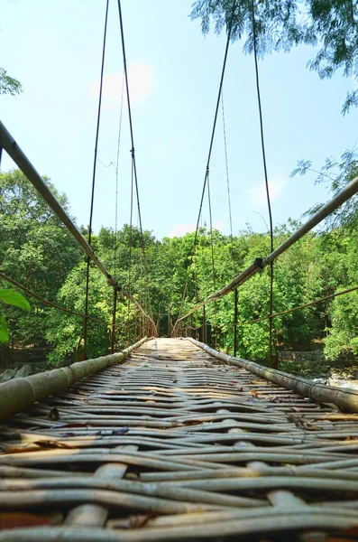 Eski bir asma köprü, bambu hasır