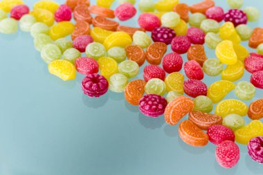 Masada renkli şekerler