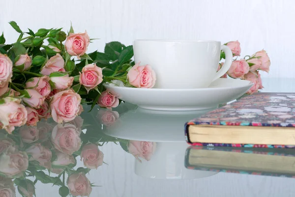 Escritorio de oficina de mujer con flores de flor —  Fotos de Stock