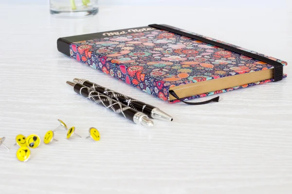 Diğer ileti örneği ile masa üzerinde renkli defter