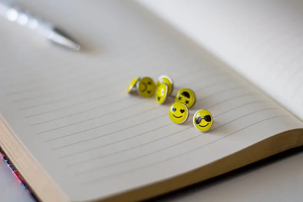 Retro gülen yüz ifade itme Pins