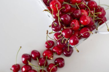 Beyaz arka plan masaya taze kiraz