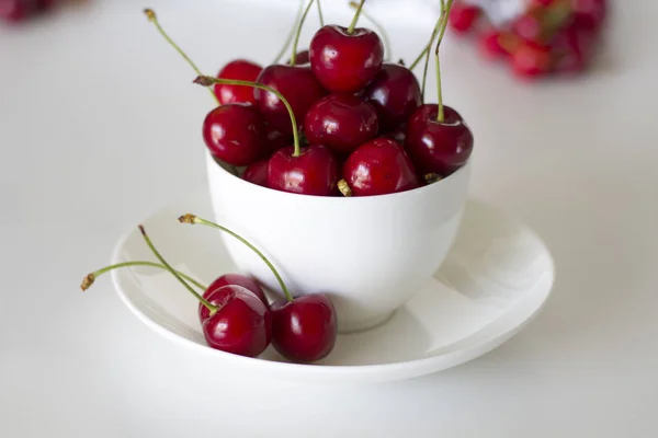Świeżych wiśni na białym tle tabeli — Zdjęcie stockowe