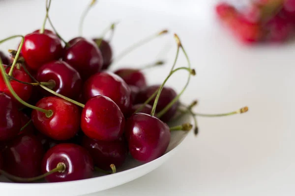 Cerise fraîche sur une table de fond blanche — Photo