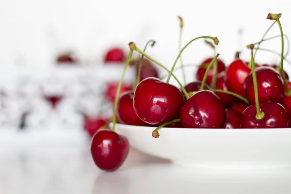 Cerise fraîche sur une table de fond blanche — Photo