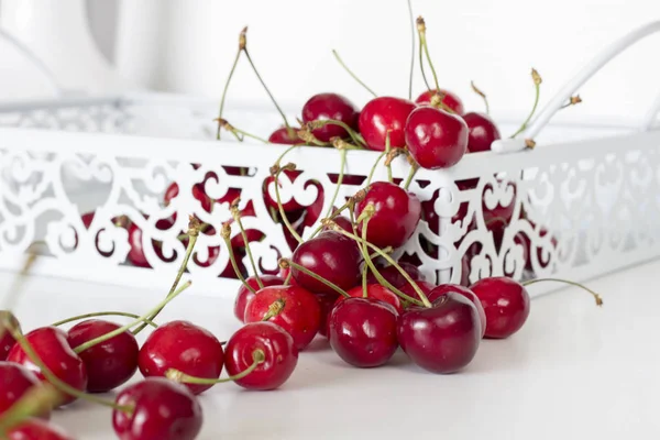 Świeżych wiśni na białym tle tabeli — Zdjęcie stockowe