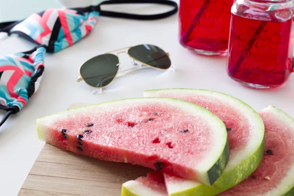 Fatias de melancia em uma chapa em horário de verão e melancia lisa — Fotografia de Stock