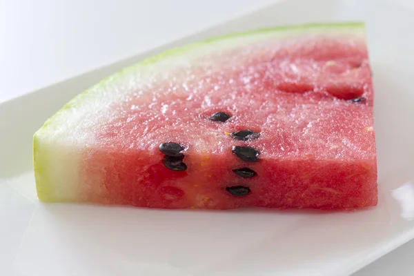 Fatias de melancia em uma chapa em horário de verão e melancia lisa — Fotografia de Stock