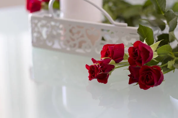 Rosas rojas en la mesa —  Fotos de Stock