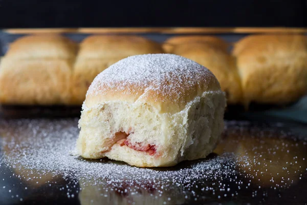 Reçel ile Buchteln (pişmiş tatlı Maya köfte)