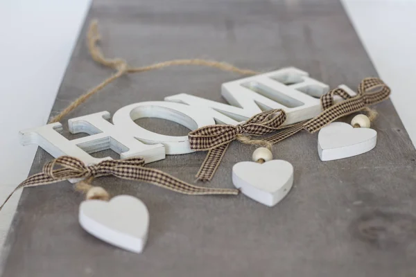 Hermosas decoraciones interiores con letras HOME y corazones aislados —  Fotos de Stock