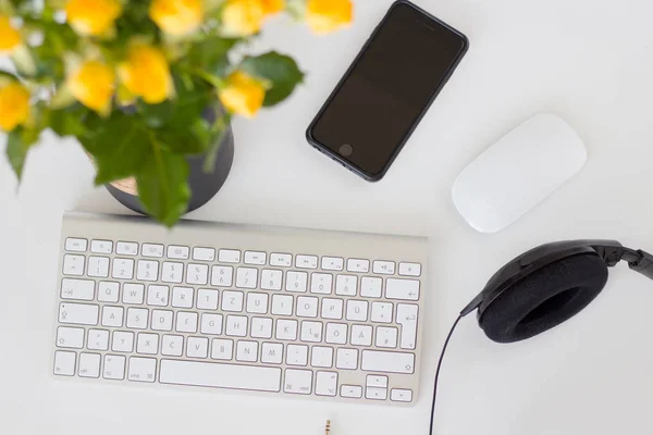 Düz yatıyordu, en iyi görünümü office tablo Resepsiyon çerçevesi. kadınsı Resepsiyon çalışma alanı