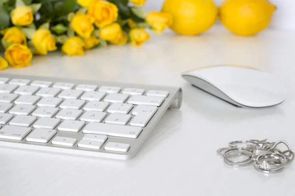 Düz yatıyordu, en iyi görünümü office tablo Resepsiyon çerçevesi. kadınsı Resepsiyon çalışma alanı