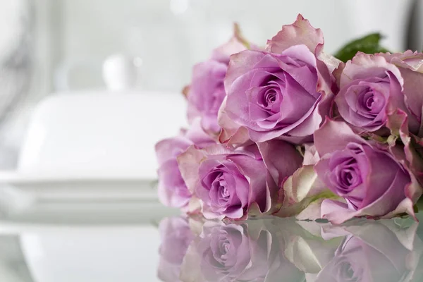 Masaya güzel çiçek