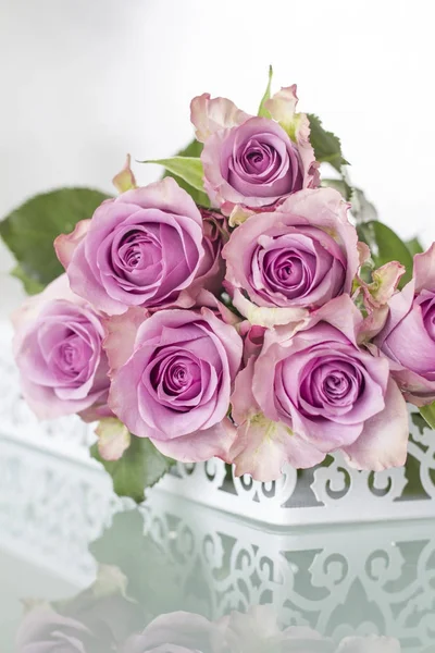 Masaya güzel çiçek