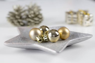 Beyaz Noel hediye kutuları ve dekorasyon