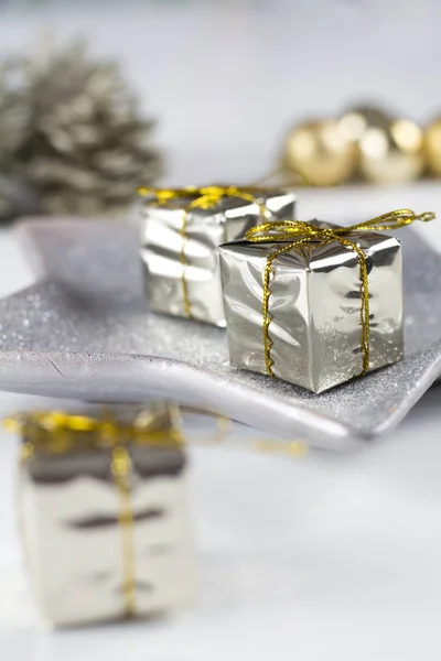 Beyaz Noel hediye kutuları ve dekorasyon