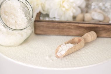 Küçük Buda, badth, beyaz arka plan üzerinde spa