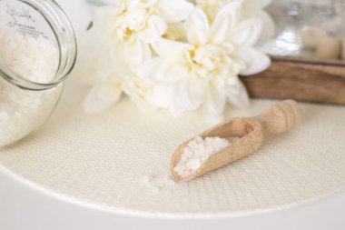 Küçük Buda, badth, beyaz arka plan üzerinde spa