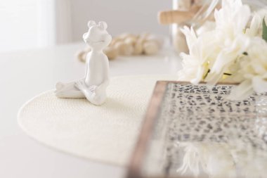 Küçük Buda, badth, beyaz arka plan üzerinde spa