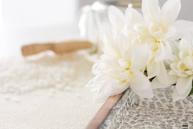 Küçük Buda, badth, beyaz arka plan üzerinde spa