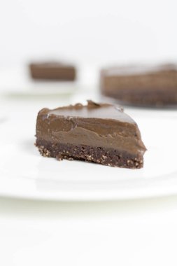 Sağlıklı çikolata ve pasta beyaz arka plan üzerinde