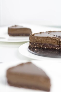 Sağlıklı çikolata ve pasta beyaz arka plan üzerinde