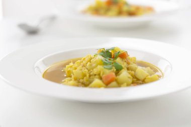 Beyaz arka planda lezzetli sebze çorbası