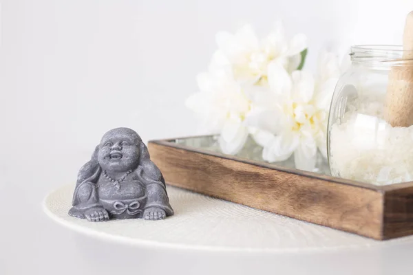 Küçük Buda, badth, beyaz arka plan üzerinde spa