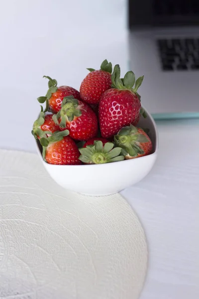 Laptop Und Erdbeeren Auf Weißem Hintergrund — Stockfoto