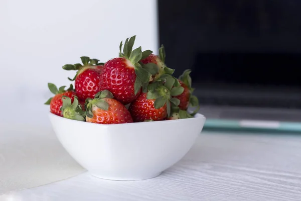 Dizüstü bilgisayar ve beyaz arka plan üzerinde çilek