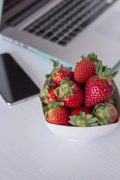 Laptop Und Erdbeeren Auf Weißem Hintergrund — Stockfoto