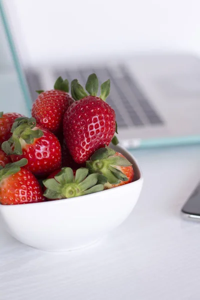 Laptop Und Erdbeeren Auf Weißem Hintergrund — Stockfoto