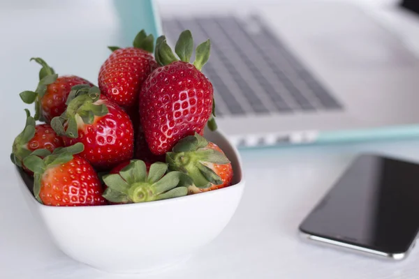 Laptop Und Erdbeeren Auf Weißem Hintergrund — Stockfoto