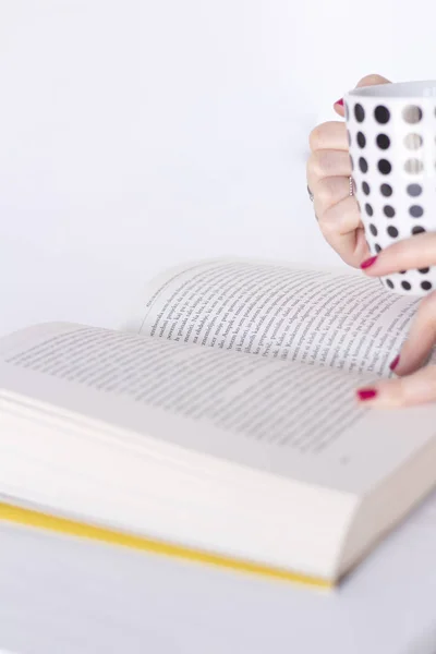 Kitap ve okuma, kahve ile kadın