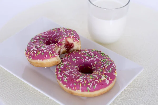 Süt beyaz zemin üzerine izole poğaça kek