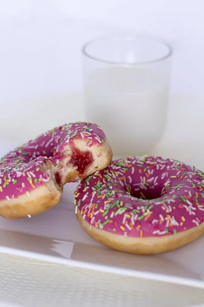 Süt beyaz zemin üzerine izole poğaça kek