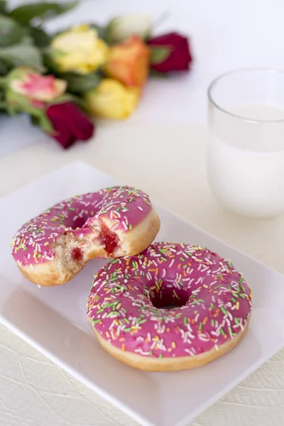 Süt beyaz zemin üzerine izole poğaça kek