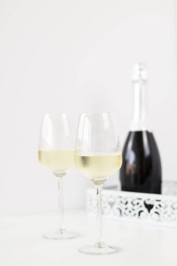 beyaz zemin üzerine şampanya