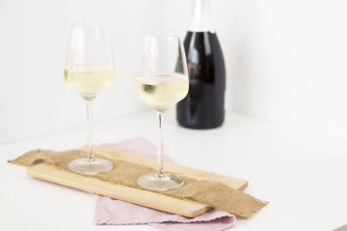 beyaz zemin üzerine şampanya