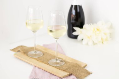 beyaz zemin üzerine şampanya