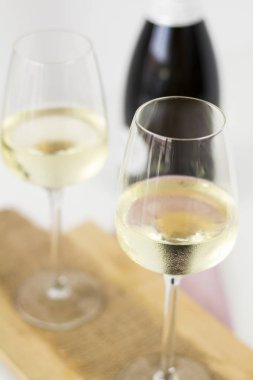 beyaz zemin üzerine şampanya