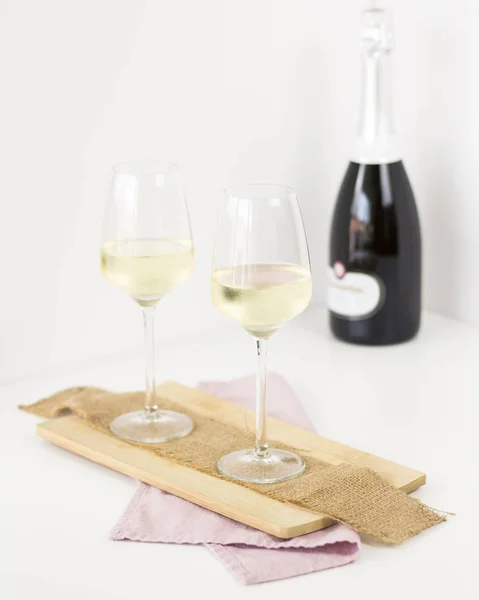 beyaz zemin üzerine şampanya