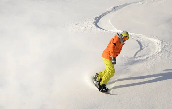 Snowboardcu S şeklinde iz bırakarak snowboard yapmaya gider..